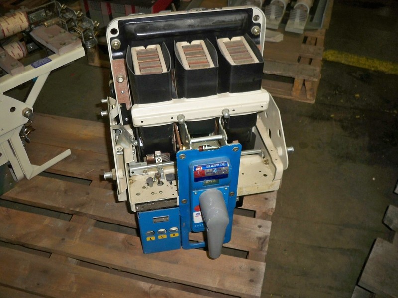 600 Amps, General Electric, AKU-2A-25-1, manually operated, drawout, 400A Fuses, LI