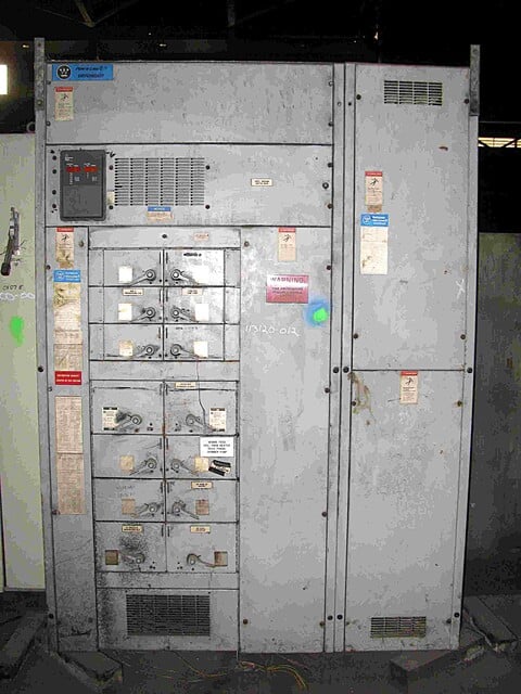 800 Amps, Westinghouse Pow-R-Line switchboard, 3 phase, 3 rise, 48W, (4) 200 Amp, (4) 100 Amp, (6) 30 Amp
