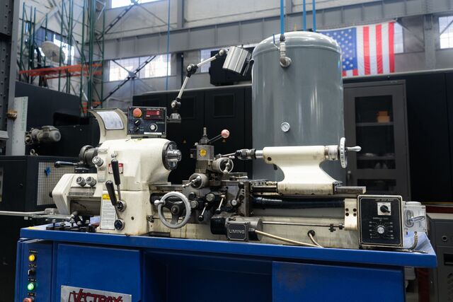11" x 18" Vectrax #CTL-618EVS, precision toolroom lathe, 1.25" bore, 0-4,000 RPM variable speed, #2 MT