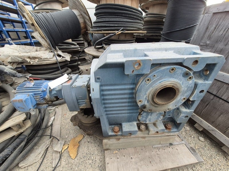 10 HP, 1755 RPM, Sew-Eurodrive #KM187R97AM215, Gear Reducer, 575 Volts, 945.00 :1 ratio, 9.28 amps, 3PH