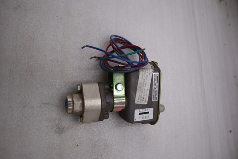 Pressure actuated switch c9612-3-cs stock new open box #k-1946a
