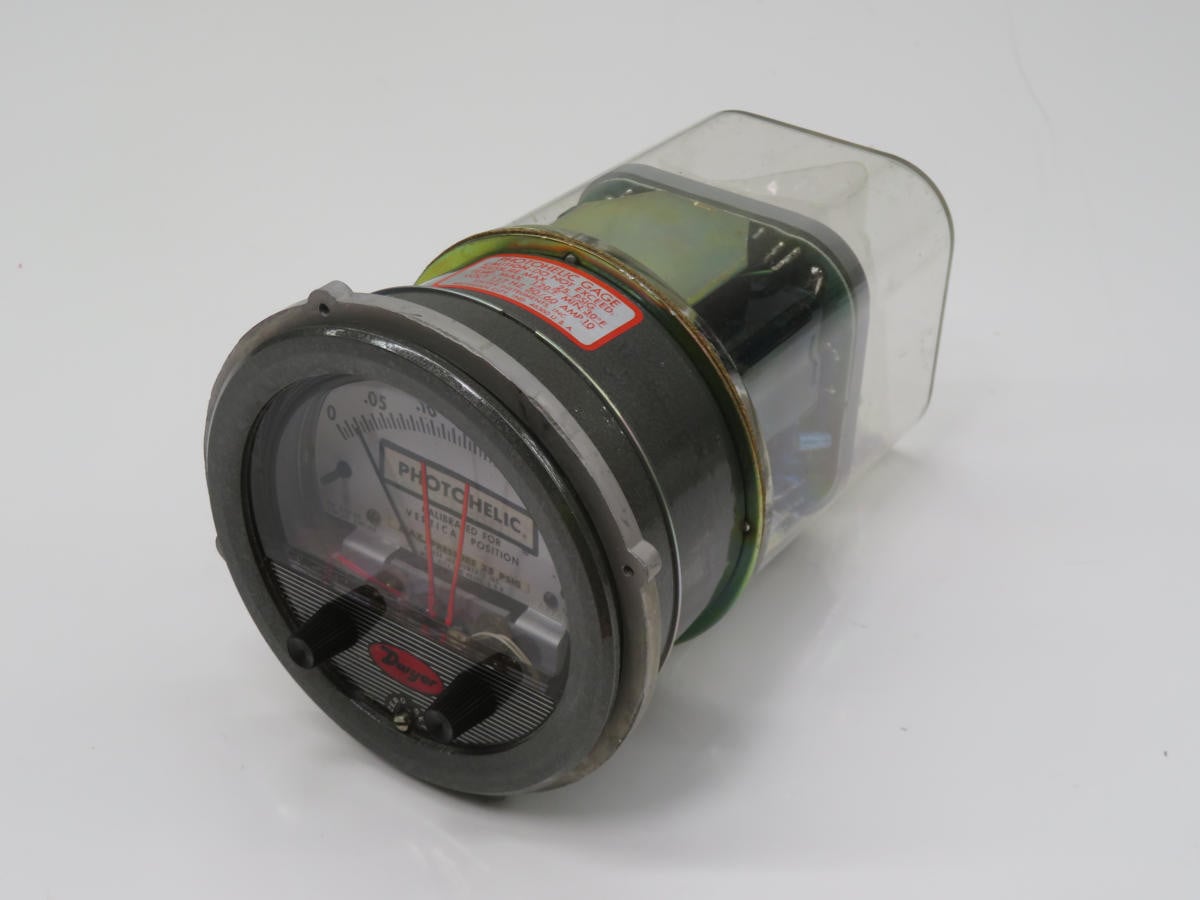 Dwyer #3000, Pressure Switch Gauge, 3-3/4" Dial, 0-0.25 PSI., 120 V., 50/60 Hz.