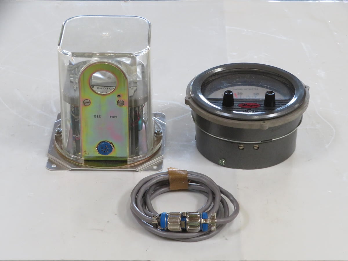 Dwyer #3050C, Differential Pressure Gauge Switch, 0-50 Range, w/ Power Supply
