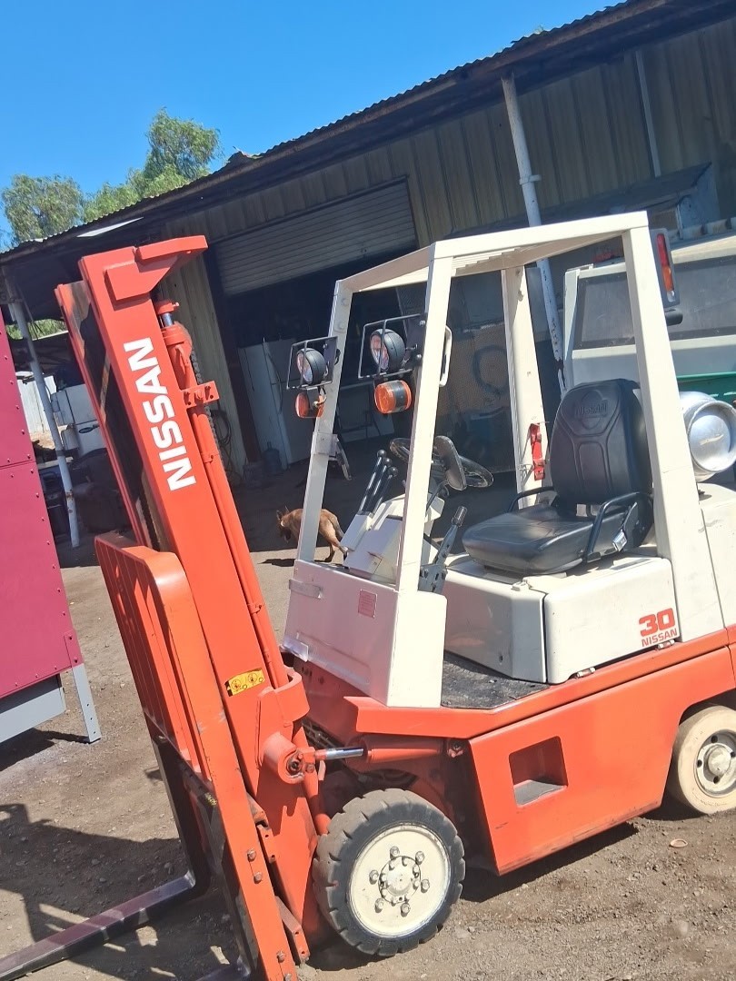 3000 lb. Nissan #CPH01A15PV, LPG-powered, 4-wheel sitdown forklift, cushion tire, 4-cylinder engine - Image 4