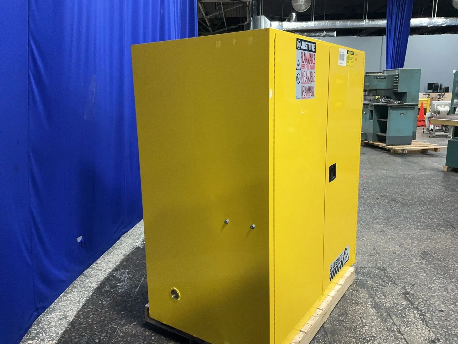 Justrite, flammable storage cabinet, 110 gallon - Image 6