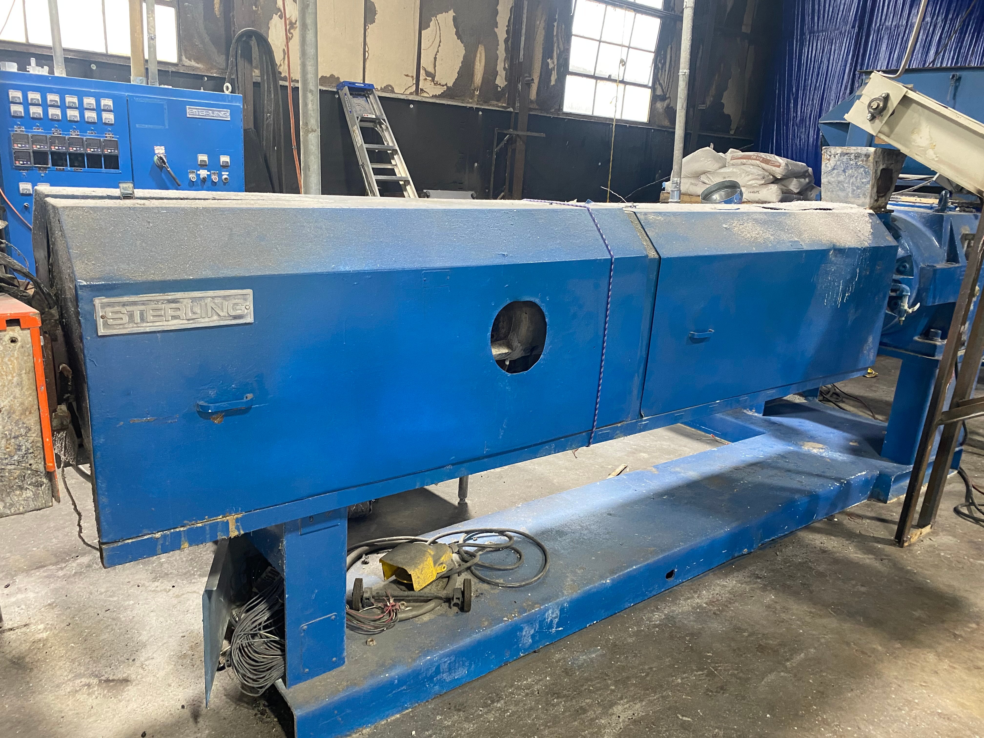 4.5" Sterling, single screw extruder, 30:1 L/D, vented, 200 HP, VFD drive, 13.95:1 gear ratio, 125 max RPM - Image 2