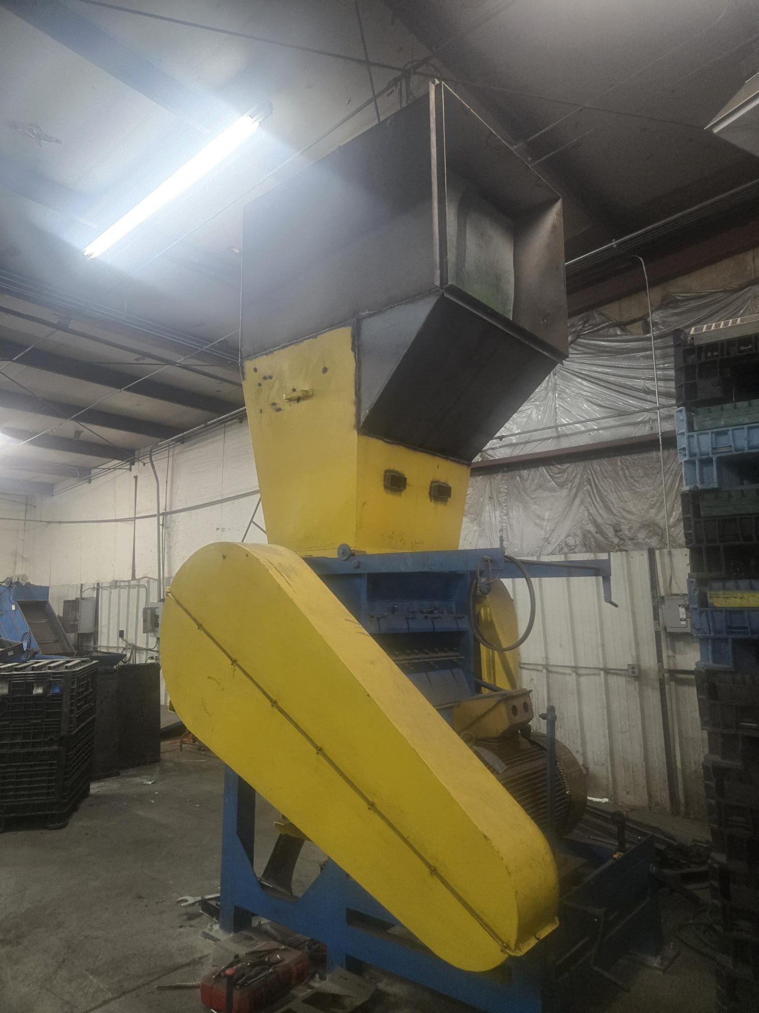 38" x 28" Plastic Granulator, 150 HP, 16 rotor knives, 6 bed knives, outfeed conveyor w/ metal separator - Image 1