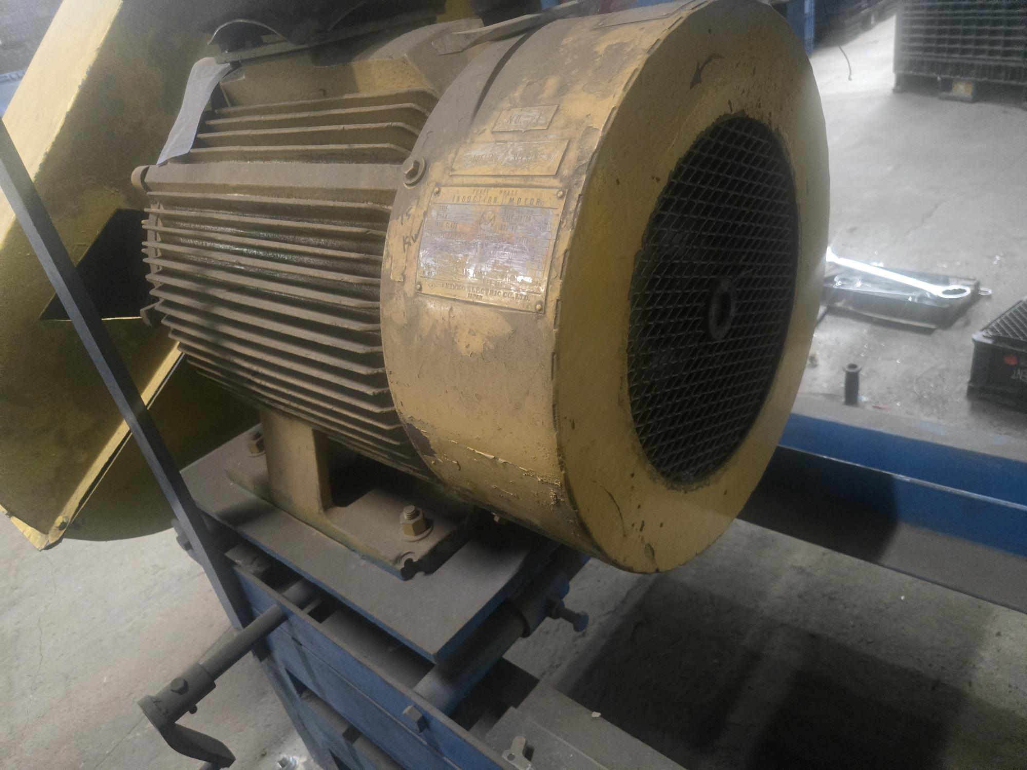 38" x 28" Plastic Granulator, 150 HP, 16 rotor knives, 6 bed knives, outfeed conveyor w/ metal separator - Image 8