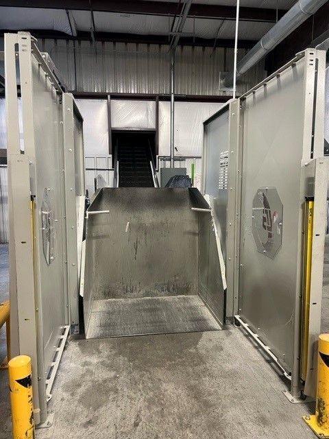 20" x 39" AEC #C1000/GPH2039, plastic granulator, 150 HP, 5 knife chevron rotor, infeed conveyor w/ metal - Image 5