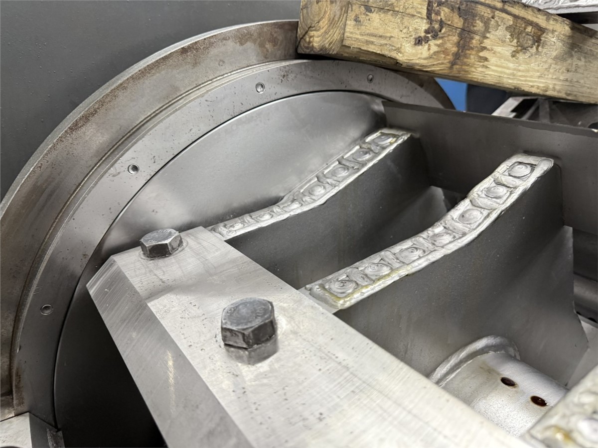 24" x 40" Cumberland #X1000, plastic granulator, 100 HP, 3-knife open rotor, 2 bed knives, hydraulic hopper - Image 9