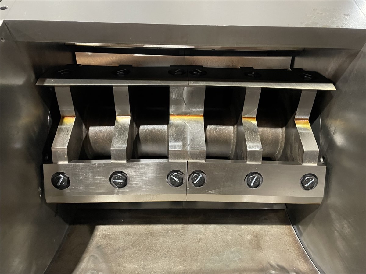20" x 28" Cumberland #T5070, plastic granulator, 100 HP, twin shear 5 knife open rotor, 2 bed knives - Image 2