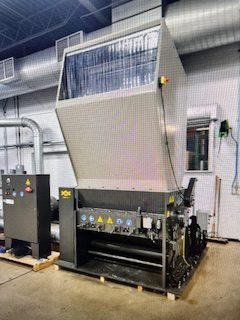 24" x 56" Cumberland #X1400, central plastic granulator, 150 HP, 2 bed knives, hydraulic tilt conveyor feed - Image 1