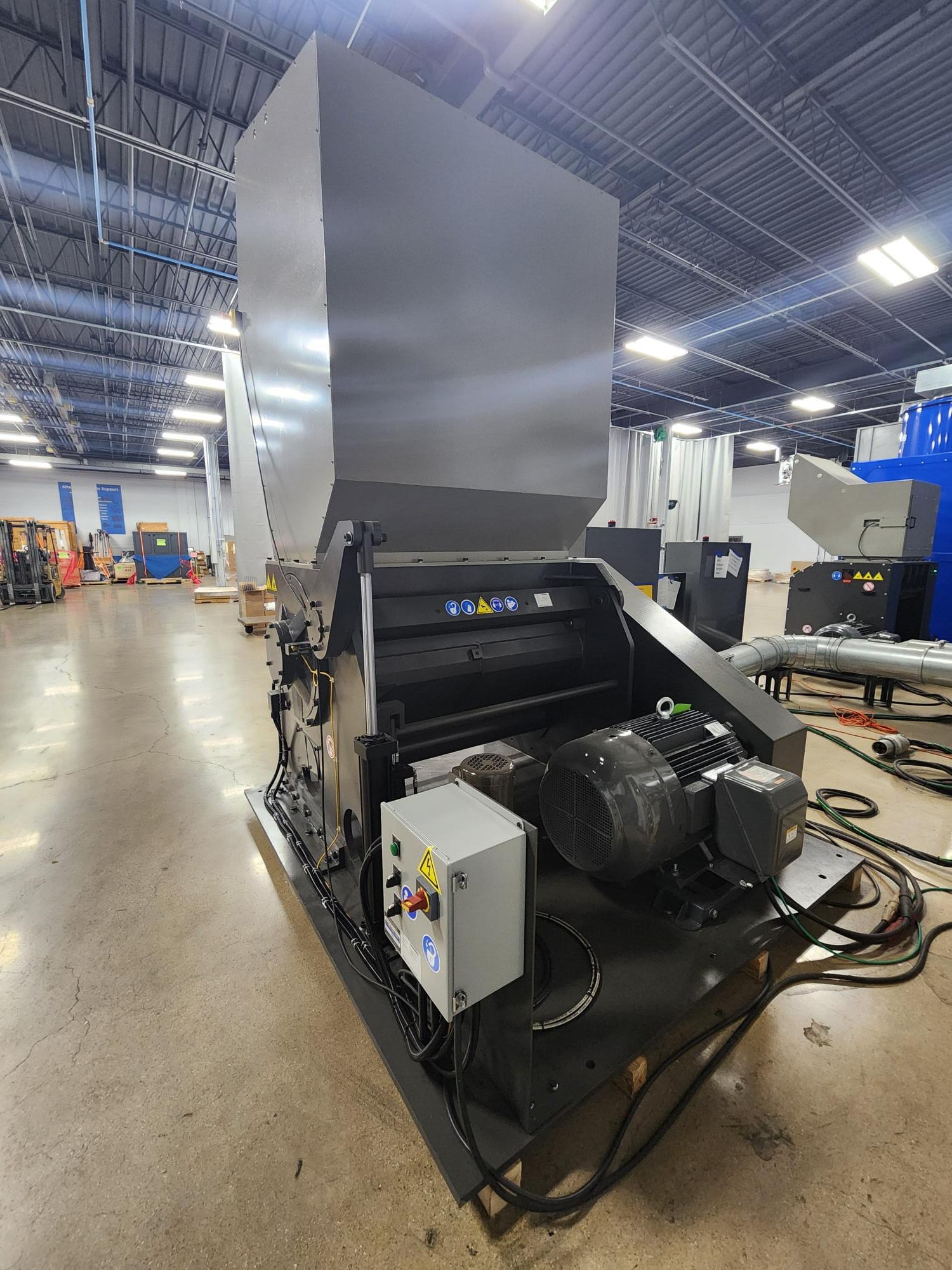24" x 56" Cumberland #X1400, central plastic granulator, 150 HP, 2 bed knives, hydraulic tilt conveyor feed - Image 7