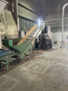 Vecoplan #VAZ1300, single shaft shredder, 90 knives, 100 HP, w/ Rapid #500 granulator, conveyors, bag fill - Image 3