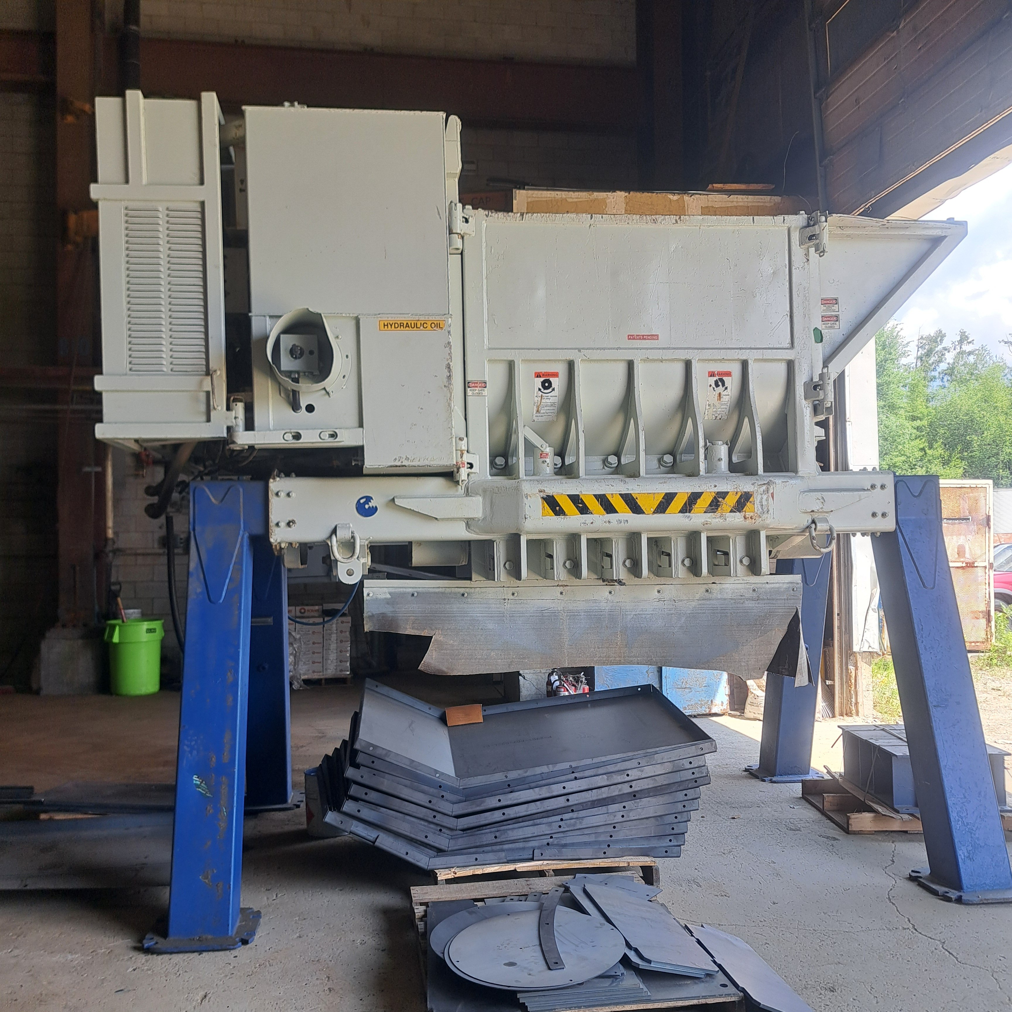 SSI Shredmax #PR560, single shaft shredder, 56" x 67" infeed opening, 100 HP electric, 575 V., 2003 - Image 2