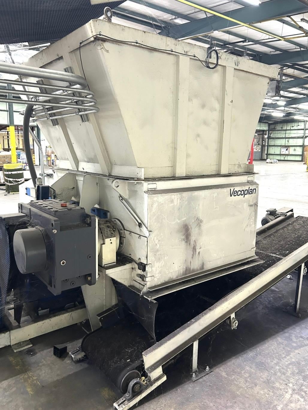 Vecoplan #RG52/150-SPK-FF, film & fiber shredder, 52" opening, 150 HP, box dumper, feed & exit conveyors - Image 2