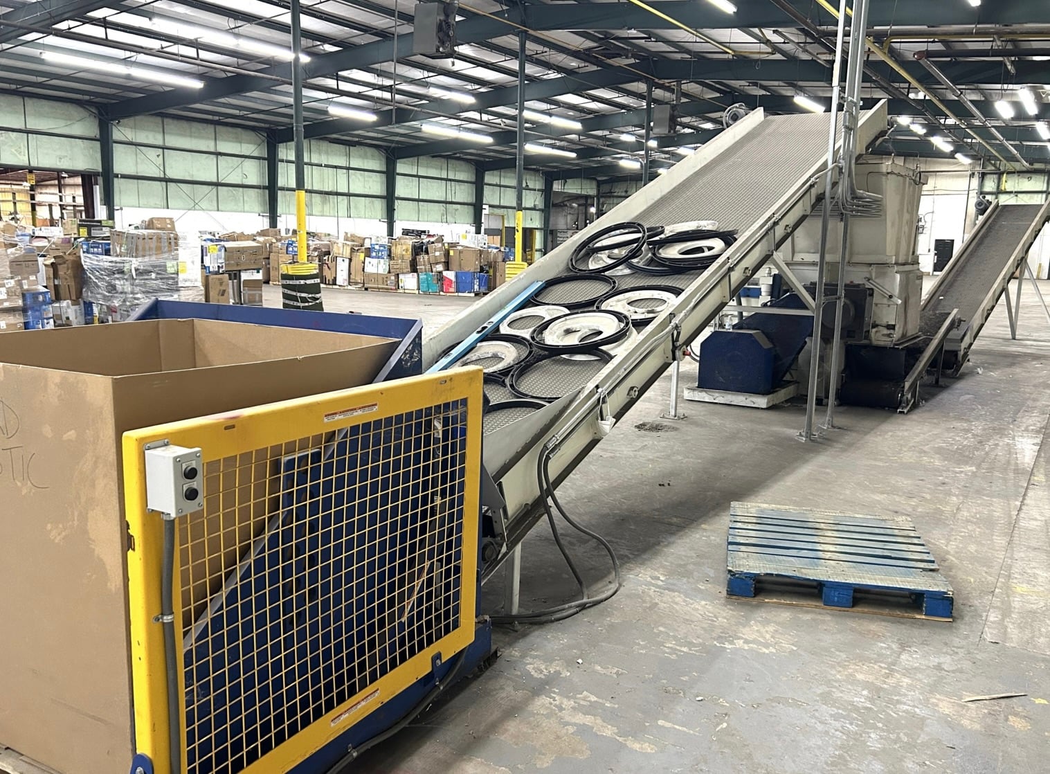 Vecoplan #RG52/150-SPK-FF, film & fiber shredder, 52" opening, 150 HP, box dumper, feed & exit conveyors - Image 9