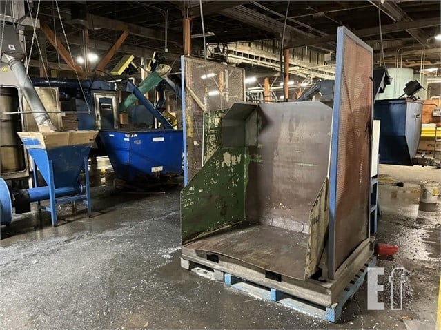 Complete Plastic Wash Line, 51" hydraulic box dumper, sink float tank, augers, Gala #3252B spin dryer - Image 6