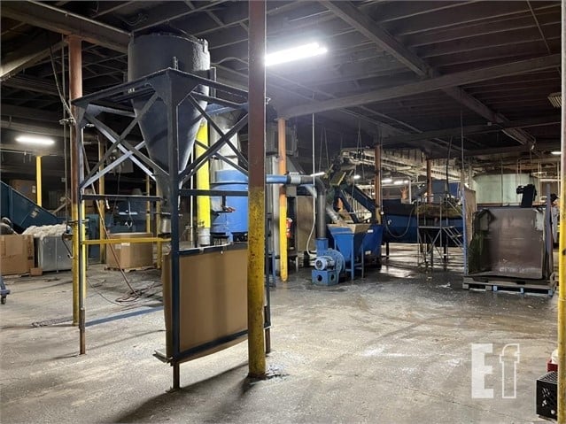 Complete Plastic Wash Line, 51" hydraulic box dumper, sink float tank, augers, Gala #3252B spin dryer - Image 9