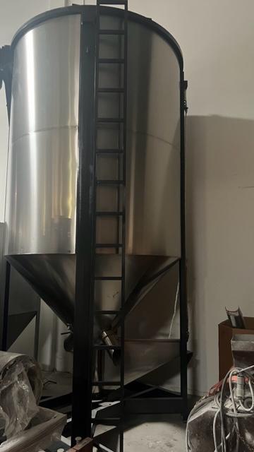 12,000 lb. Stainless Steel Blending Silos, 10" center auger - Image 3