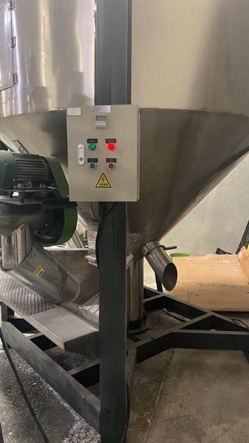 12,000 lb. Stainless Steel Blending Silos, 10" center auger - Image 5