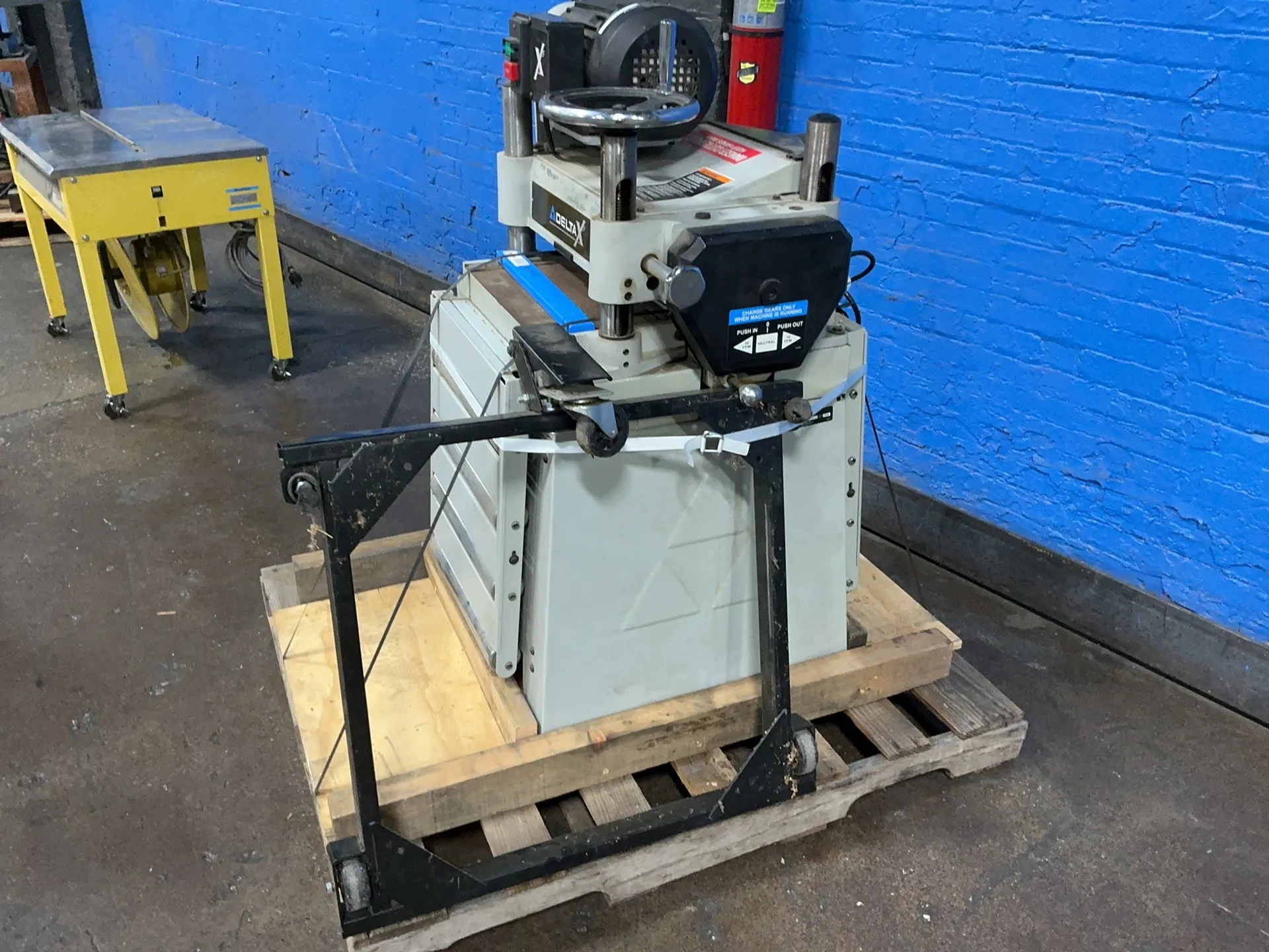 12" Delta #50-785, planer, 21" x 17" infeed & outfeed tables, 3 HP, 3450 RPM, 15 A, 230 V. - Image 3