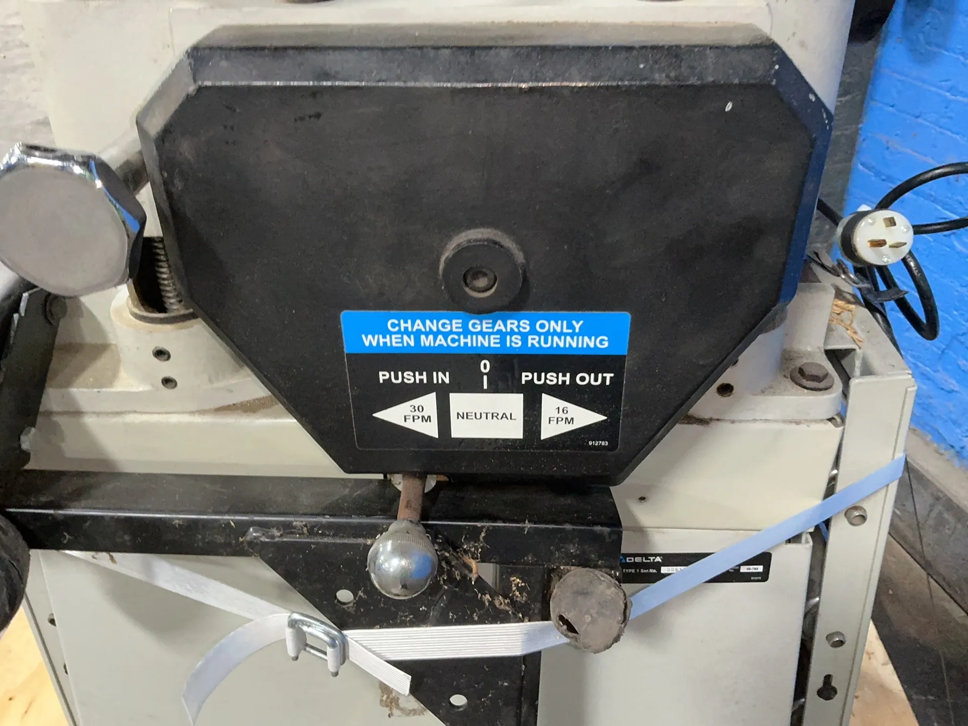 12" Delta #50-785, planer, 21" x 17" infeed & outfeed tables, 3 HP, 3450 RPM, 15 A, 230 V. - Image 4