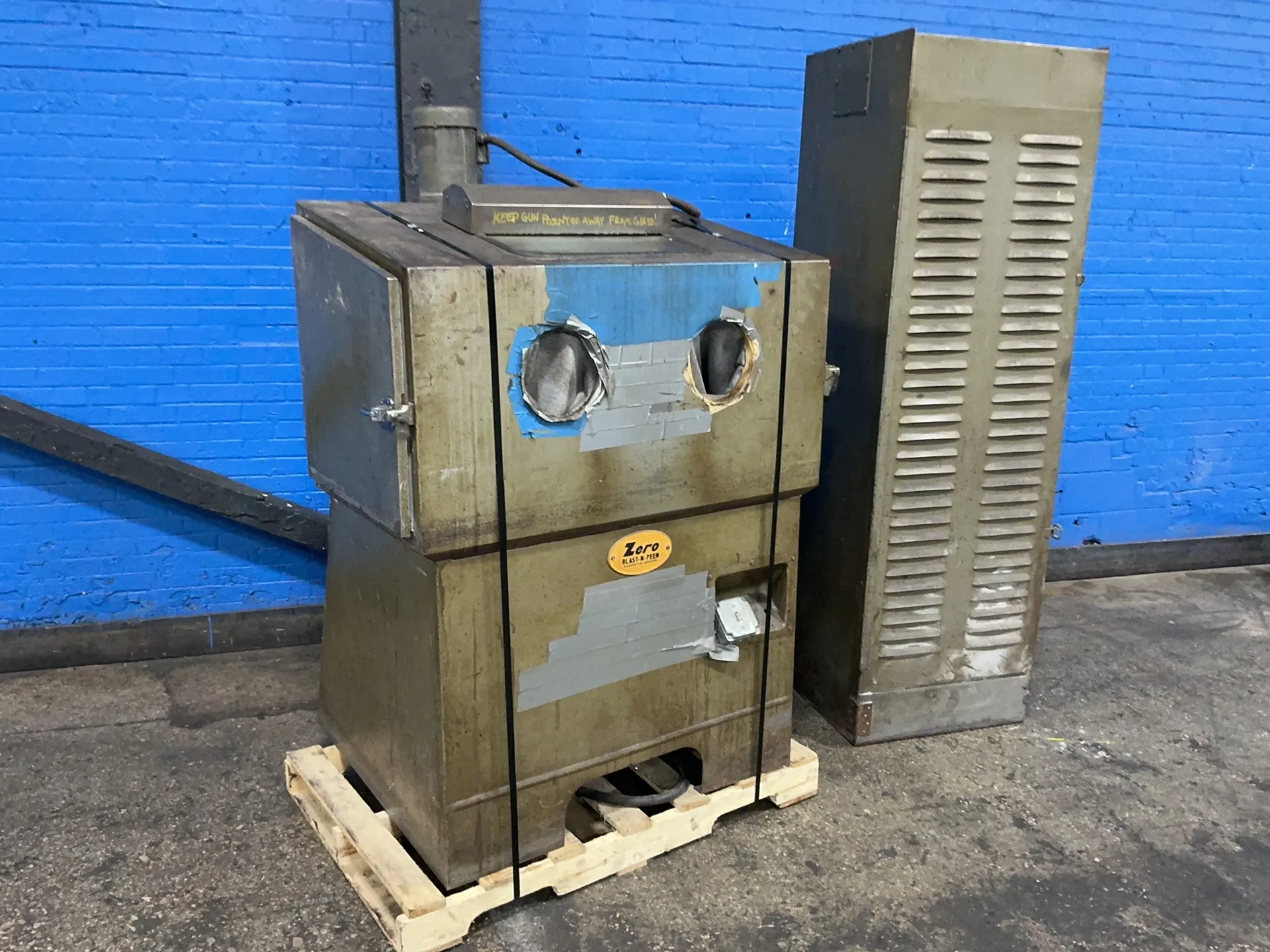 23" x 46" x 24" Zero #BNP50-7, blast cabinet and dust collector - Image 2