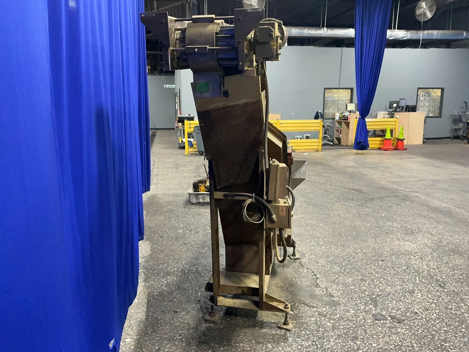 Incline conveyor, 4' flat length, 69" rise, 95" overall length, 15" flat width, 10" flat height, 15" cleat - Image 4