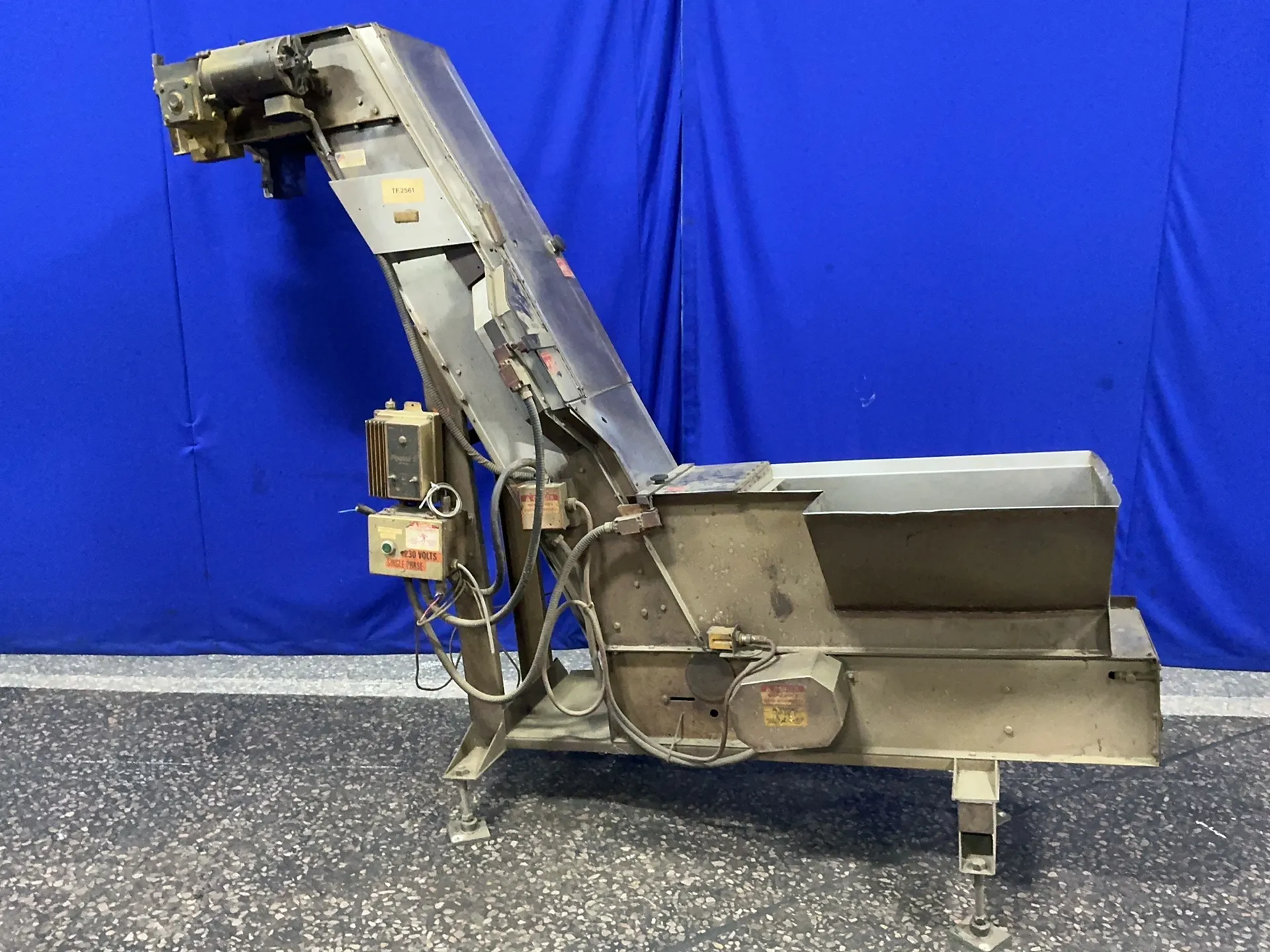 Incline conveyor, 4' flat length, 69" rise, 95" overall length, 15" flat width, 10" flat height, 15" cleats - Image 1