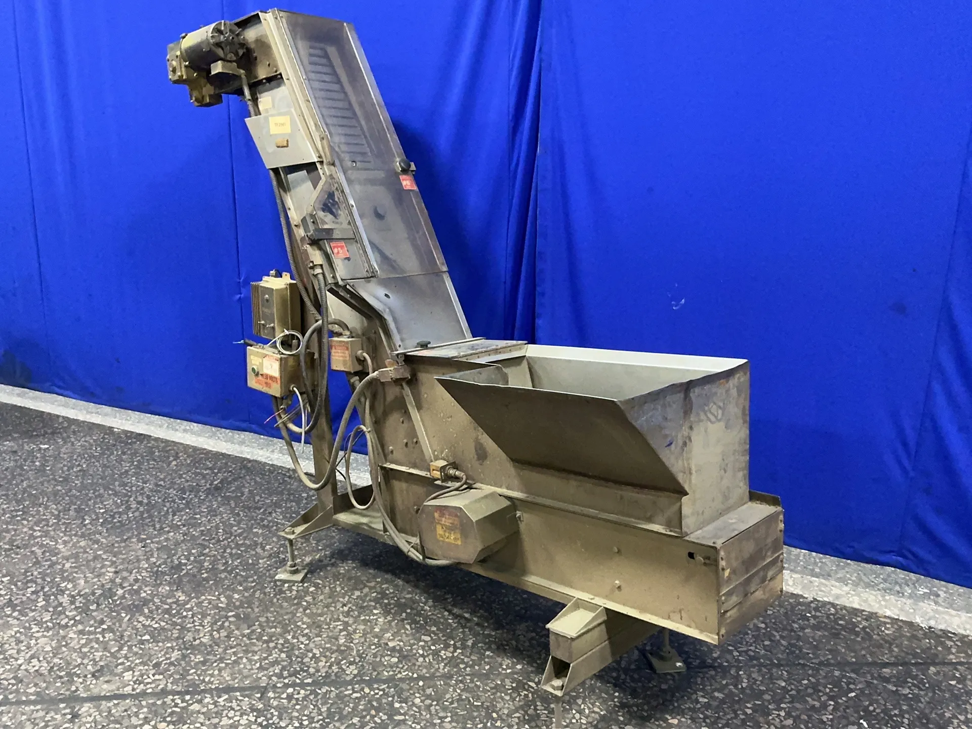 Incline conveyor, 4' flat length, 69" rise, 95" overall length, 15" flat width, 10" flat height, 15" cleats - Image 2