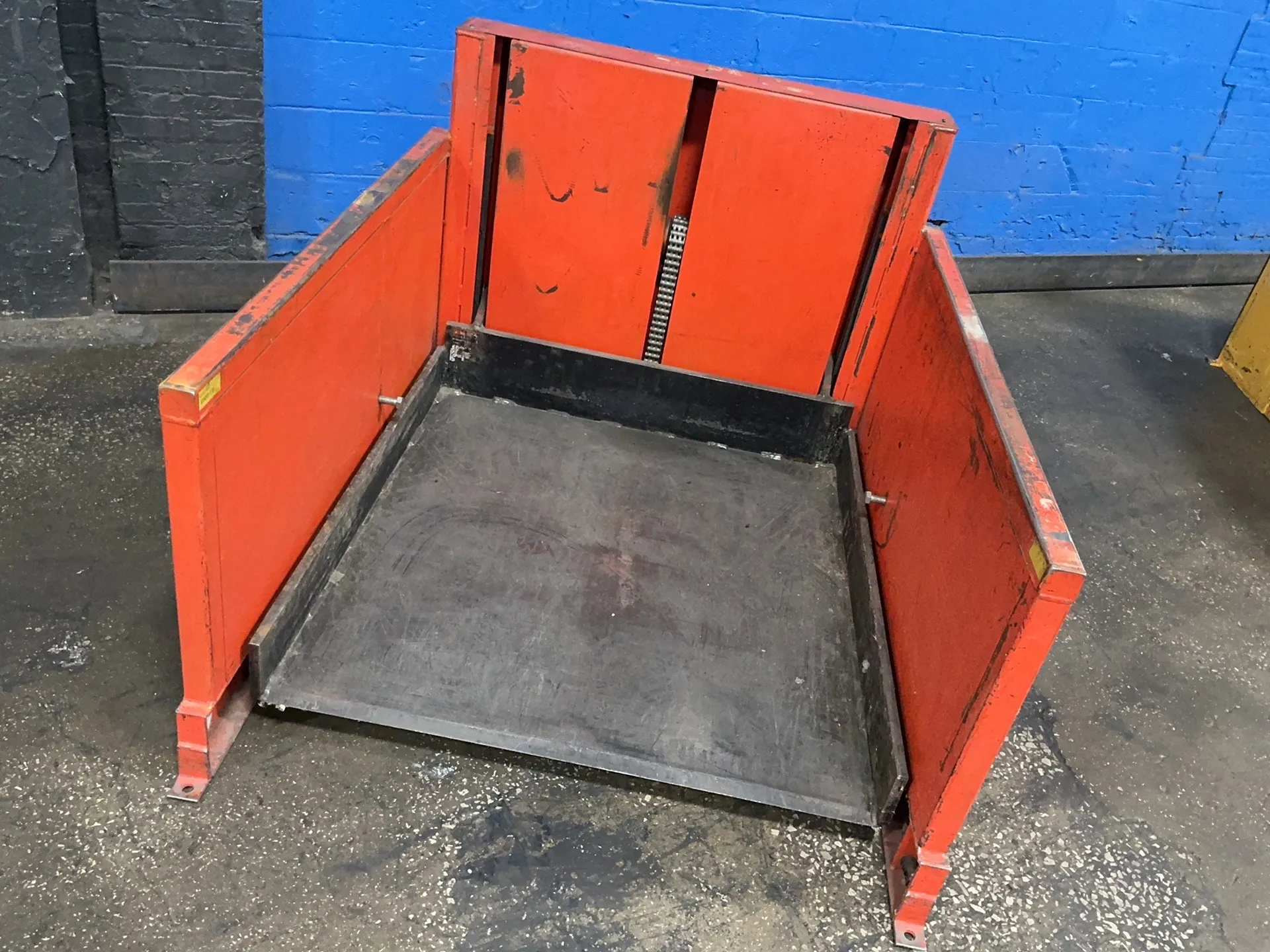 Drive-On Pallet Lift, 48" x 44" platform, w/ control pendant - Image 2