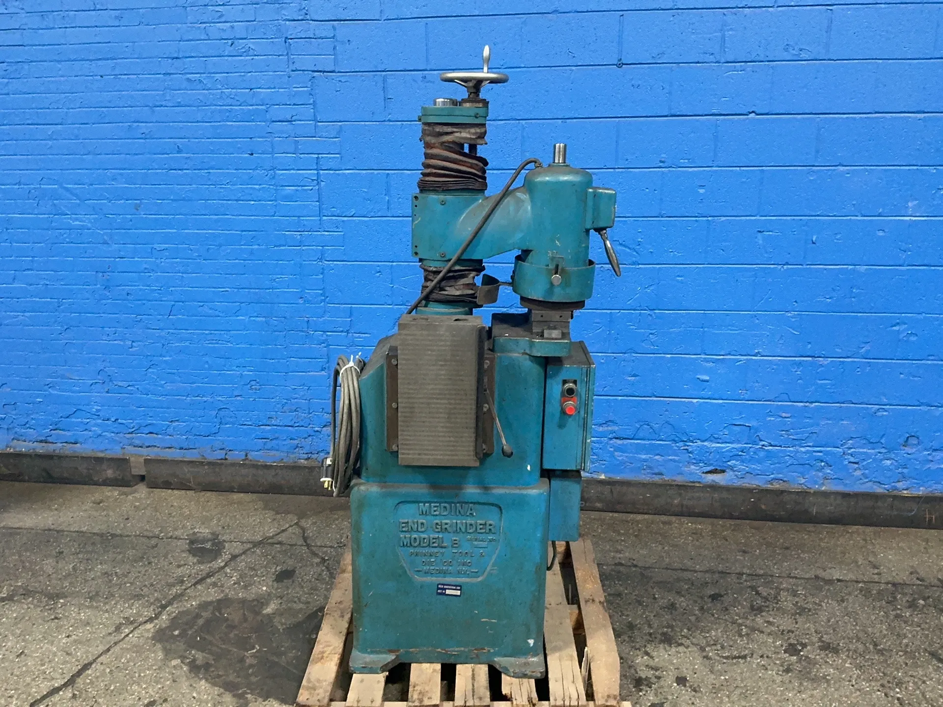 Medina Phinney #B, end grinder, 7" capacity, 8" x 15" magnetic chuck, 1.1 KW, 3385 RPM, 220/440 V. - Image 1