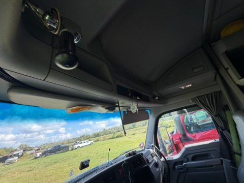 Kenworth #T680, Class 8 sleeper semi tractor, diesel, 1,108,202 miles, 2017 - Image 3