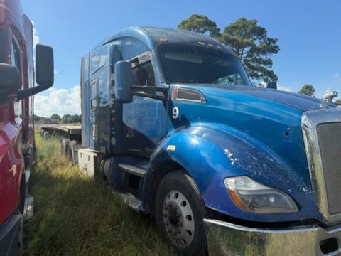 Kenworth #T680, Class 8 sleeper semi tractor, diesel, 1,108,202 miles, 2017 - Image 7