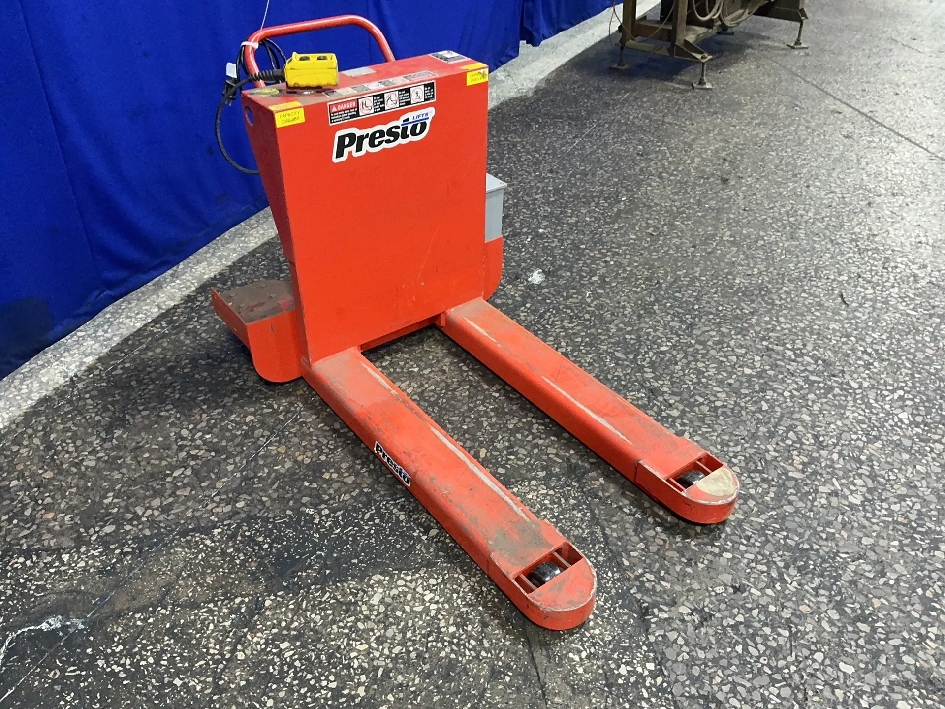 2,000 LB Presto Lifts #PT-20, electric pallet jack, 6" x 39" forks - Image 3