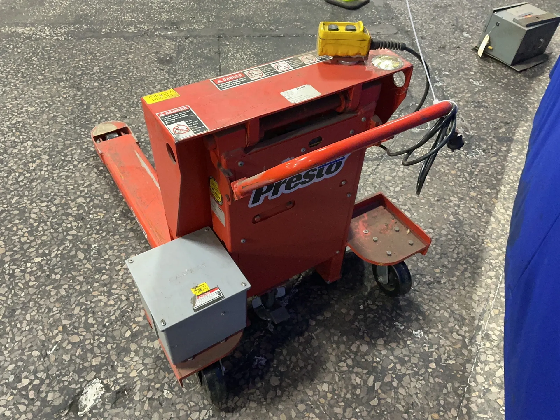 2,000 LB Presto Lifts #PT-20, electric pallet jack, 6" x 39" forks - Image 4