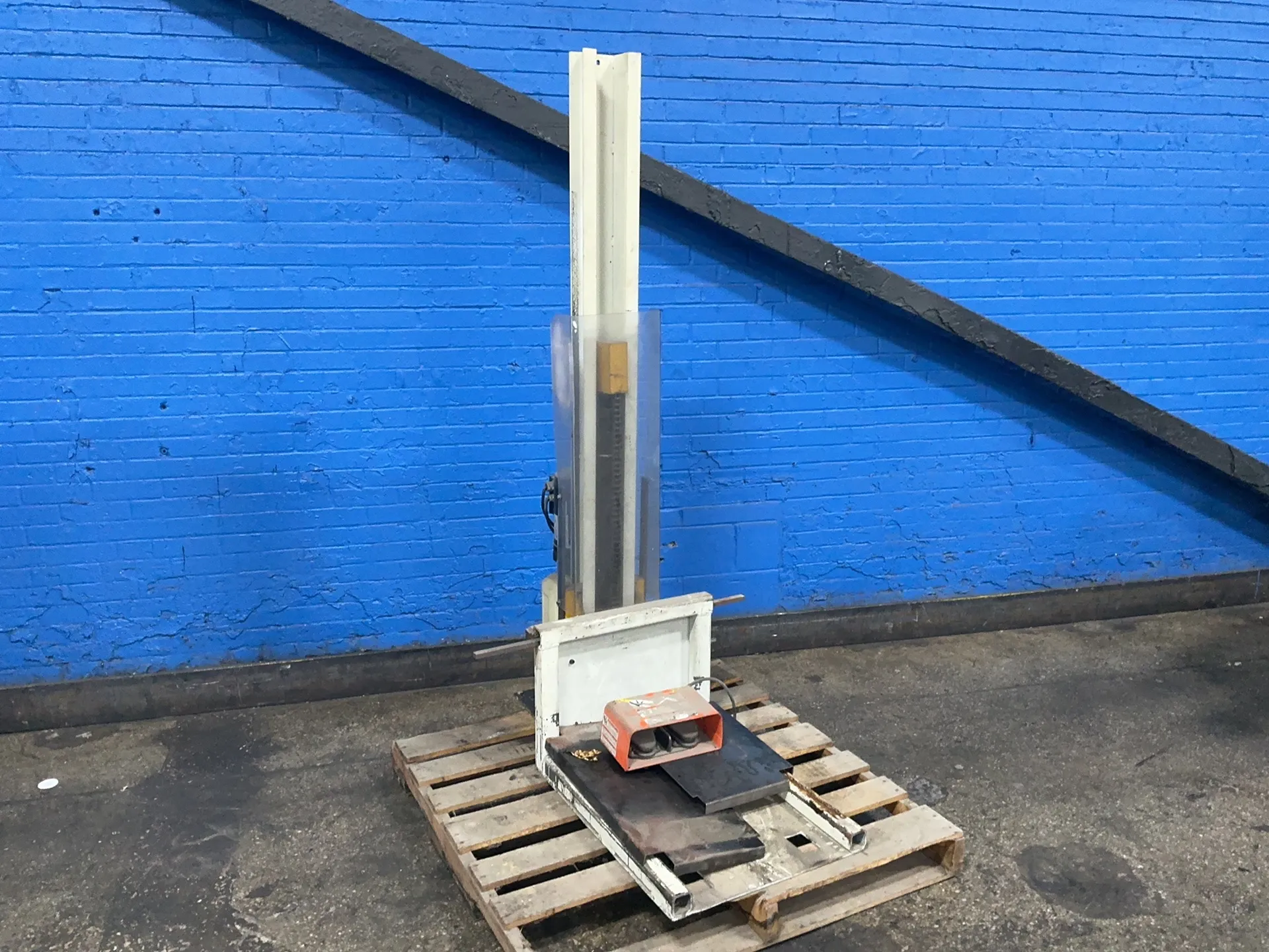 500 LB Valley Craft #A75355-00-0802, material lift, 21" x 26" surface, 72" mast height, 55" lift height, 1 - Image 1