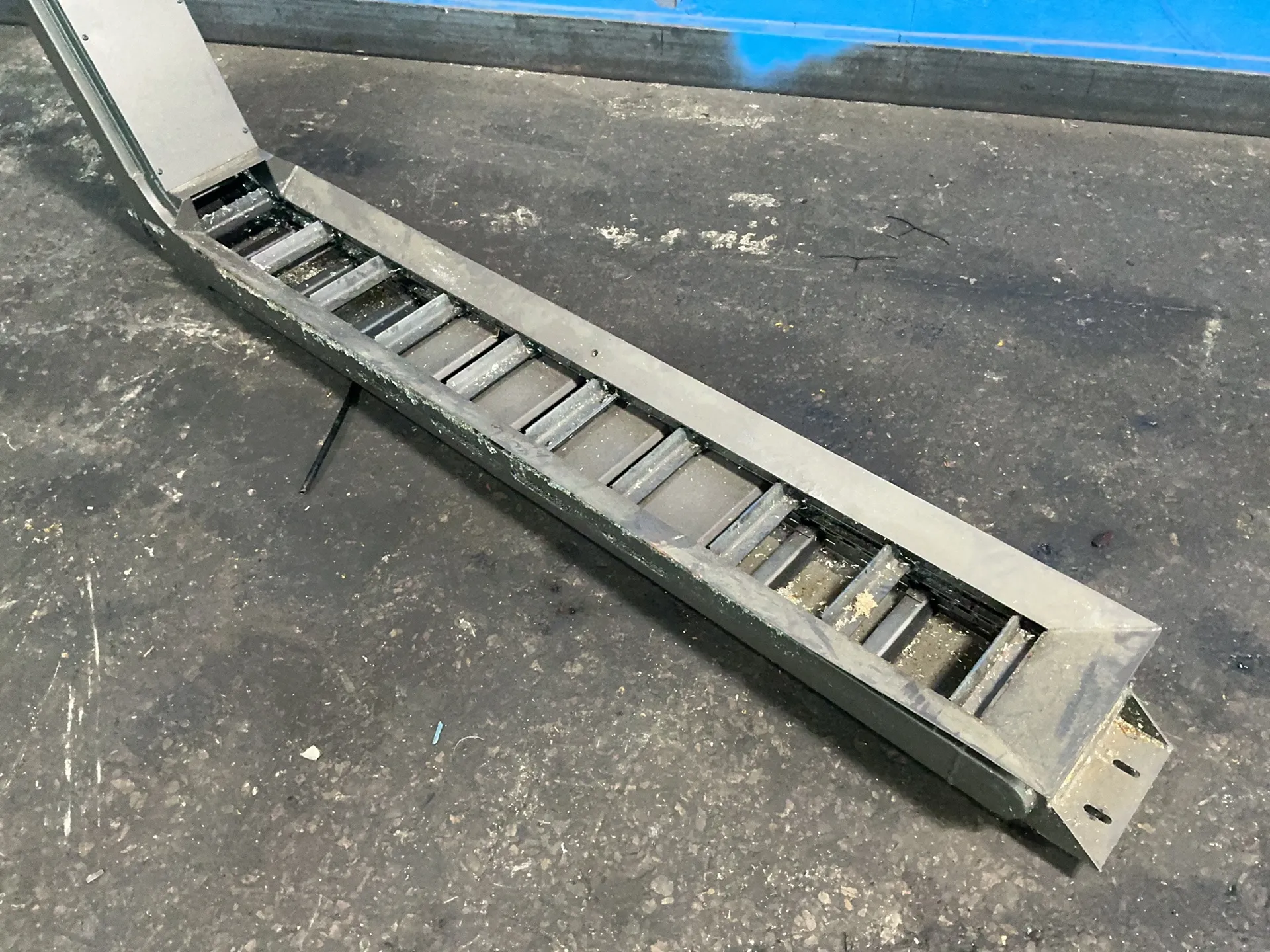 12" wide x 103" long, chip conveyor, 78" flat length, 48" chute rise, 7" flat height, 2" cleat height, .25 - Image 2