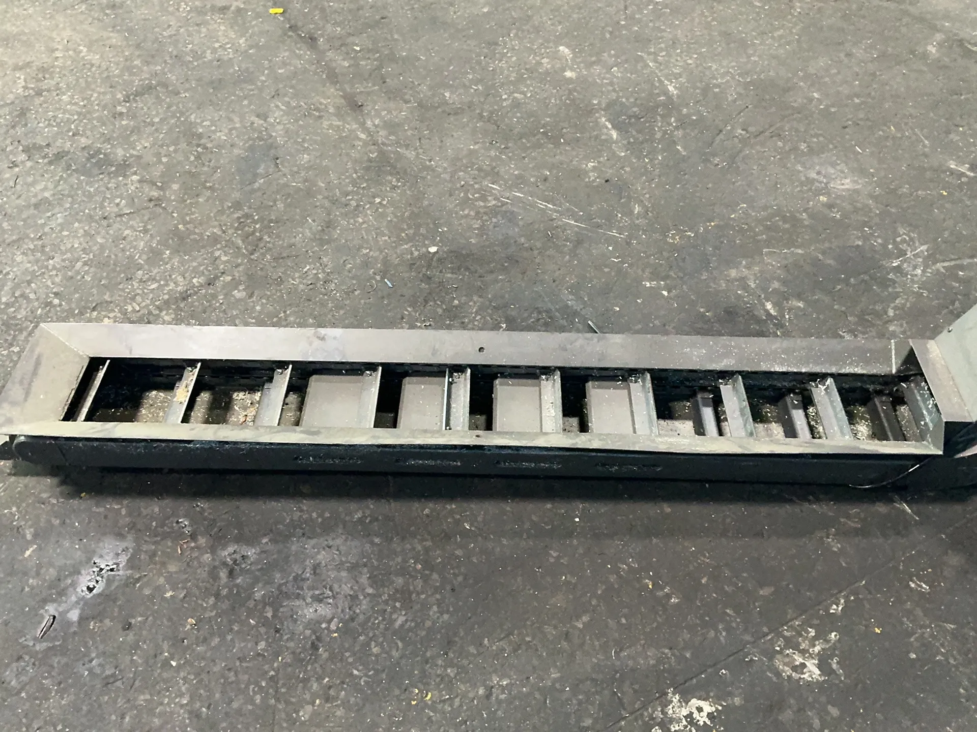 12" wide x 103" long, chip conveyor, 78" flat length, 48" chute rise, 7" flat height, 2" cleat height, .25 - Image 4