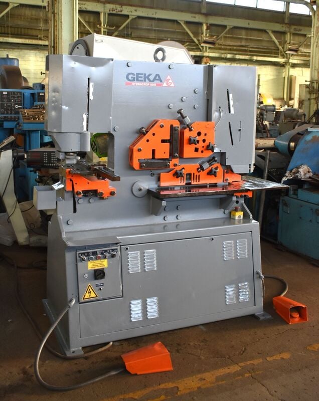 5-1/2" x 5-1/2" x 1/2" Geka #Hydracrop-80S, dual cylinder hydraulic ironworker, 88 ton, 1995 - Image 1