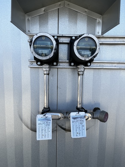 Danieli, 8" 600# meter package, 17' x 8' x 7' building, (3) chemical injection pumps, skidded, sour, 2020 - Image 2