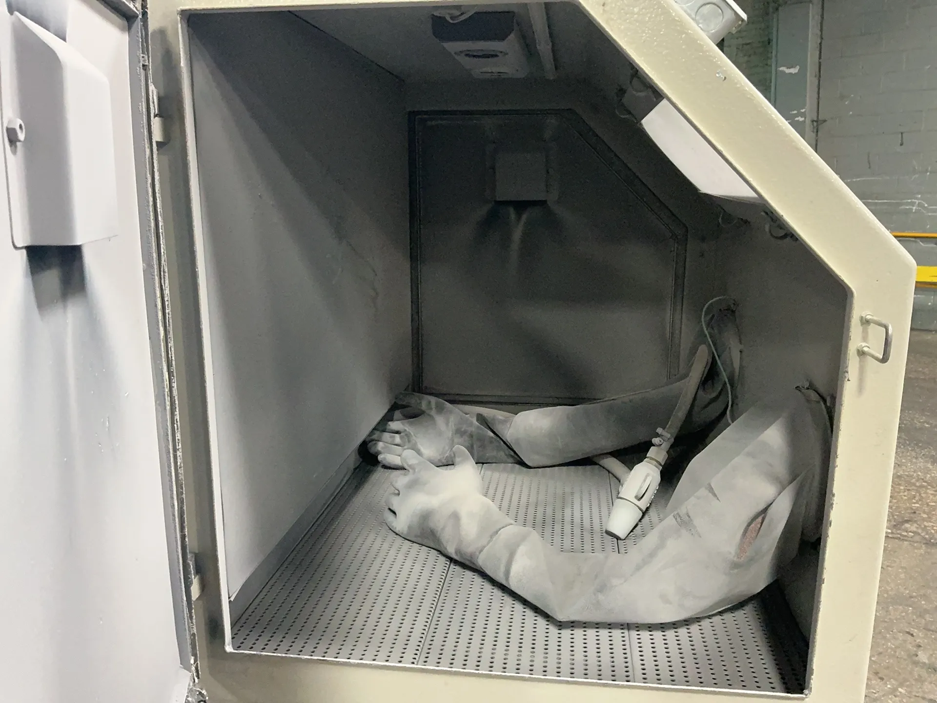 22" x 36" x 22" sandblaster - Image 4