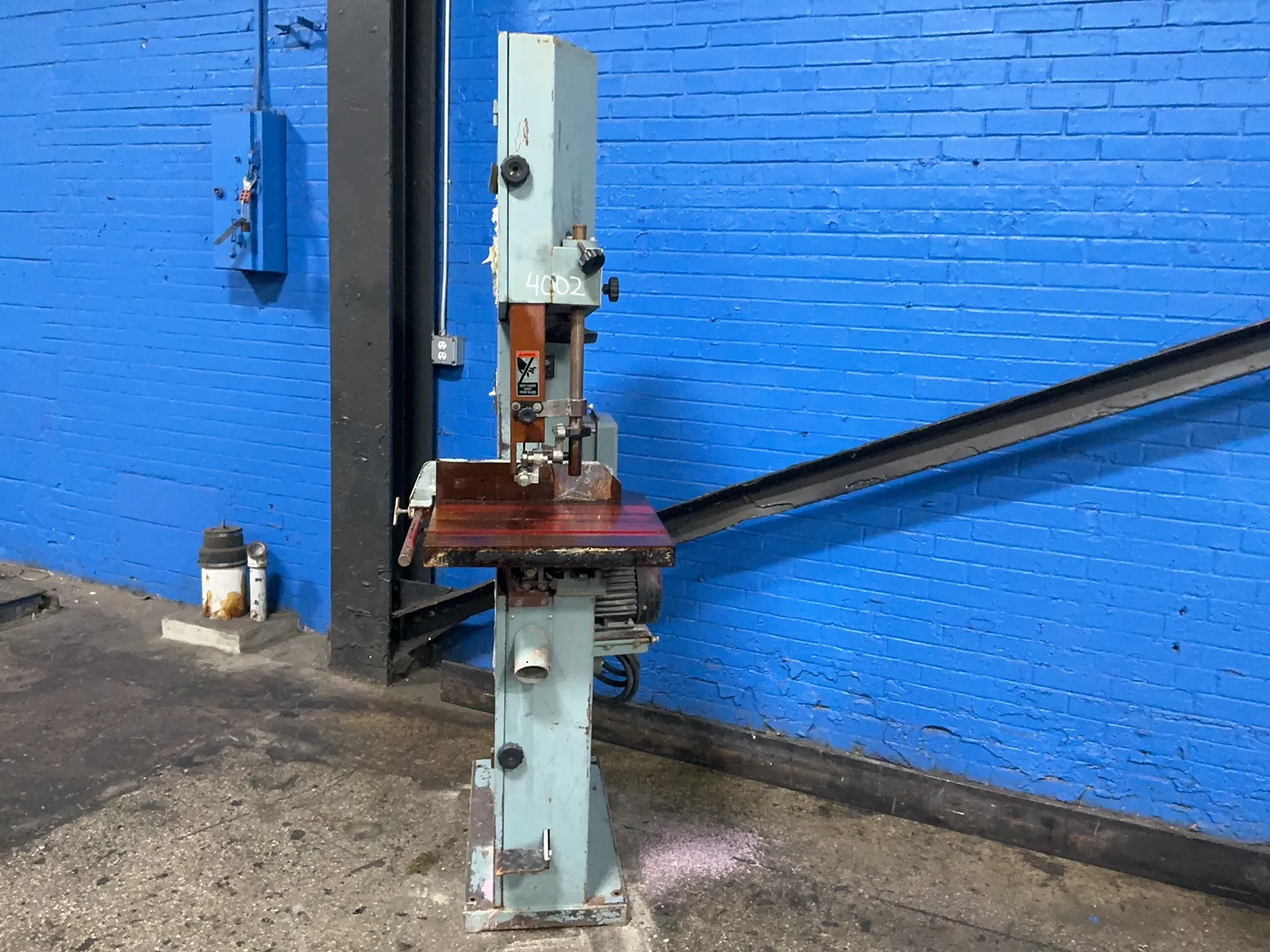 18" x 19" Delta, vertical band saw, 21" x 27" table, 2 HP - Image 3