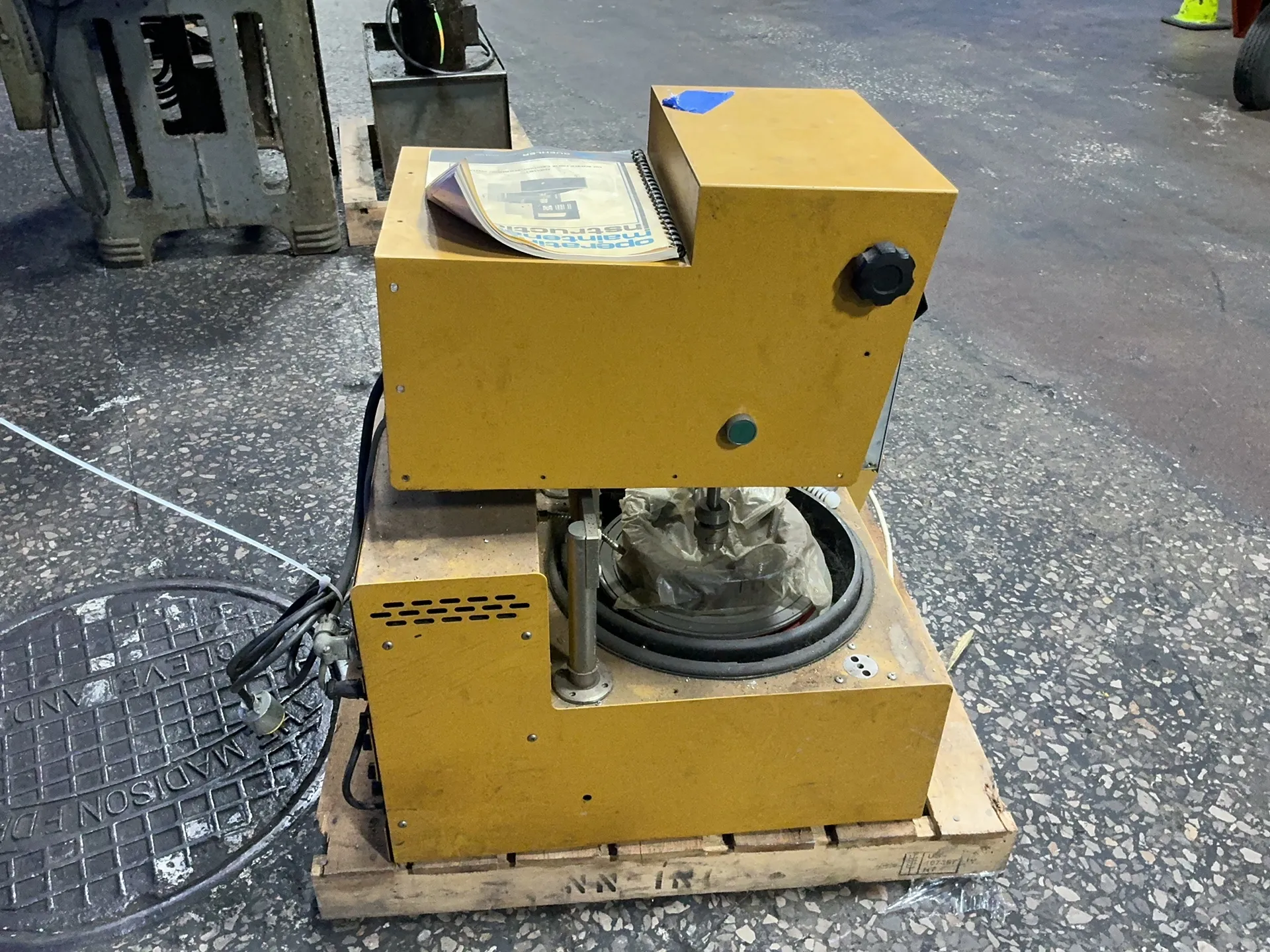 Buehler #60-5501-250, Microprocessor Grinding/Polishing System, 13" capacity, digital display, 1.5 A, 220 V. - Image 3
