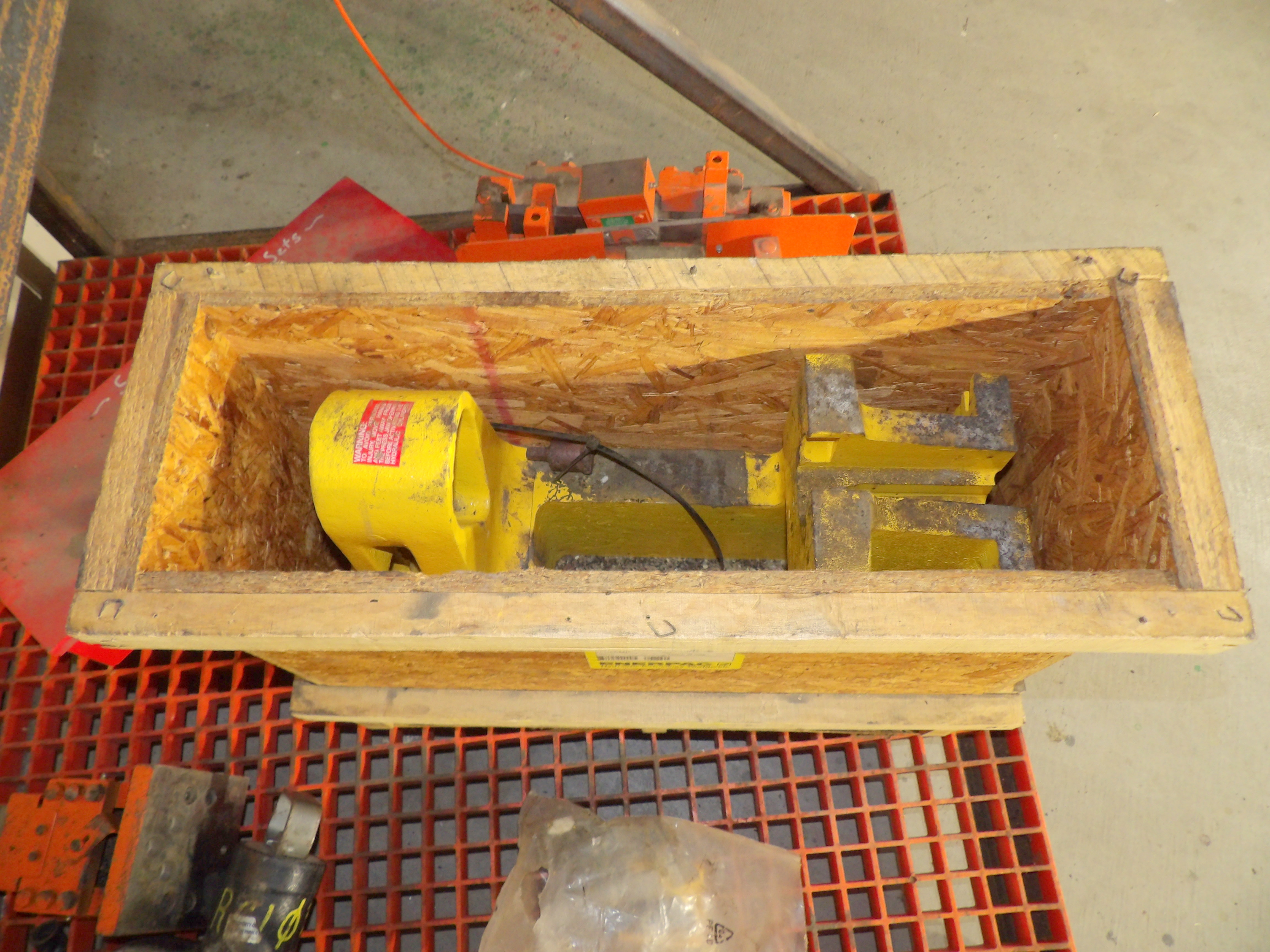 Scotchman #6509-24M, Hydraulic Ironworker, 2,500 lb. hydraulic pressure, punch, shear, rod shear, notcher - Image 8