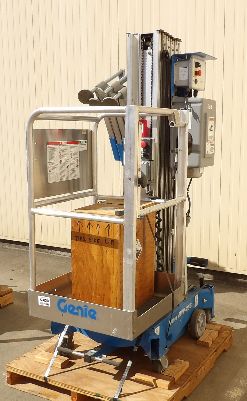 367 lb. Genie #AWP-25S, Man Lift, 24" x 24" basket - Image 2