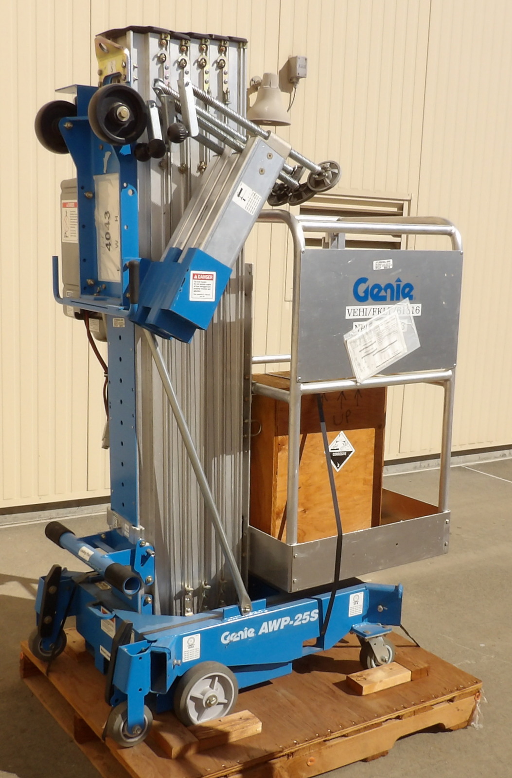 367 lb. Genie #AWP-25S, Man Lift, 24" x 24" basket - Image 3