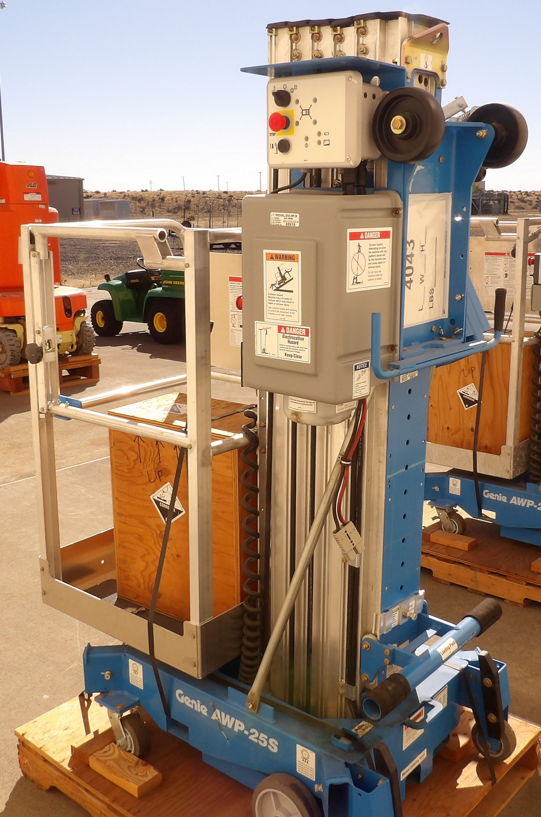 367 lb. Genie #AWP-25S, Man Lift, 24" x 24" basket - Image 4