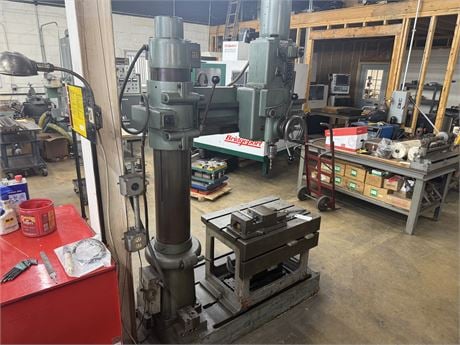 3.3'-7.8" Arboga, radial drill, #4MT, 6.69" spindle travel, 1900 RPM, 4 automatic feeds, 1.18" tapping, vise - Image 1